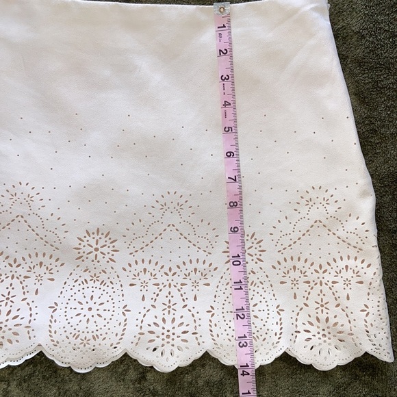 Forever 22 Cream Ivory Vegan Leather Mini Skirt Laser Cutouts Scalloped Hem Sz12 - Picture 9 of 15